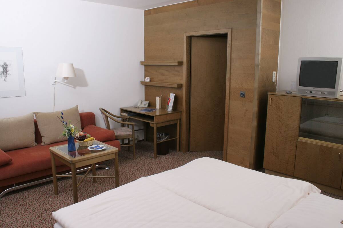 Minibar, cribs/infant beds, alarm clocks
