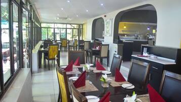 Petit déjeuner anglais (210 BWP par personne)