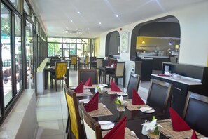 Bữa sáng kiểu Anh hàng ngày (210 BWP/mỗi người) 