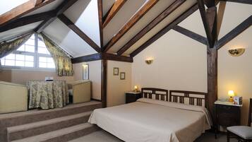 Een bureau, gratis babybedden, gratis wifi, beddengoed