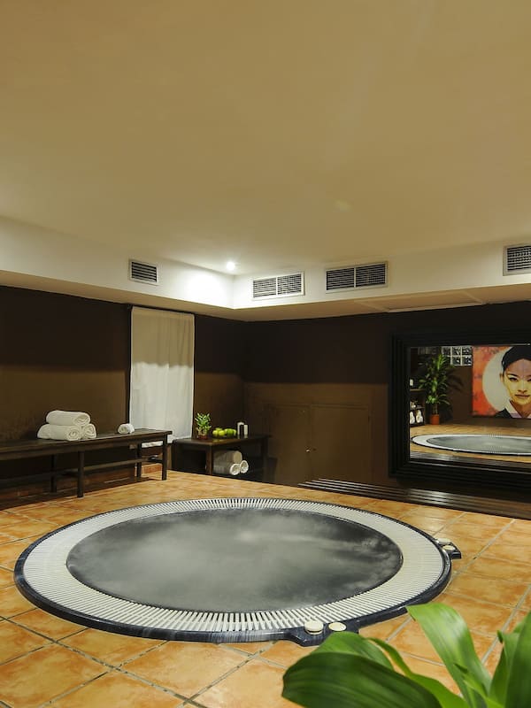 Indoor spa tub