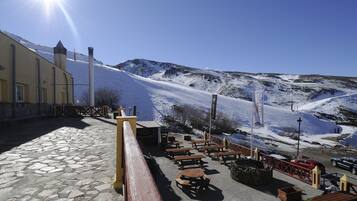 2 restaurants servant le déjeuner, spécialités Cuisine méditerranéenne