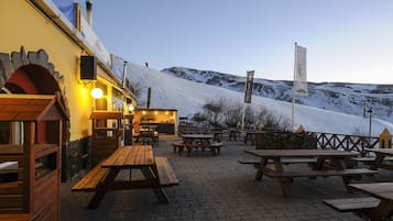 2 restaurants; lunch, dinner and brunch served