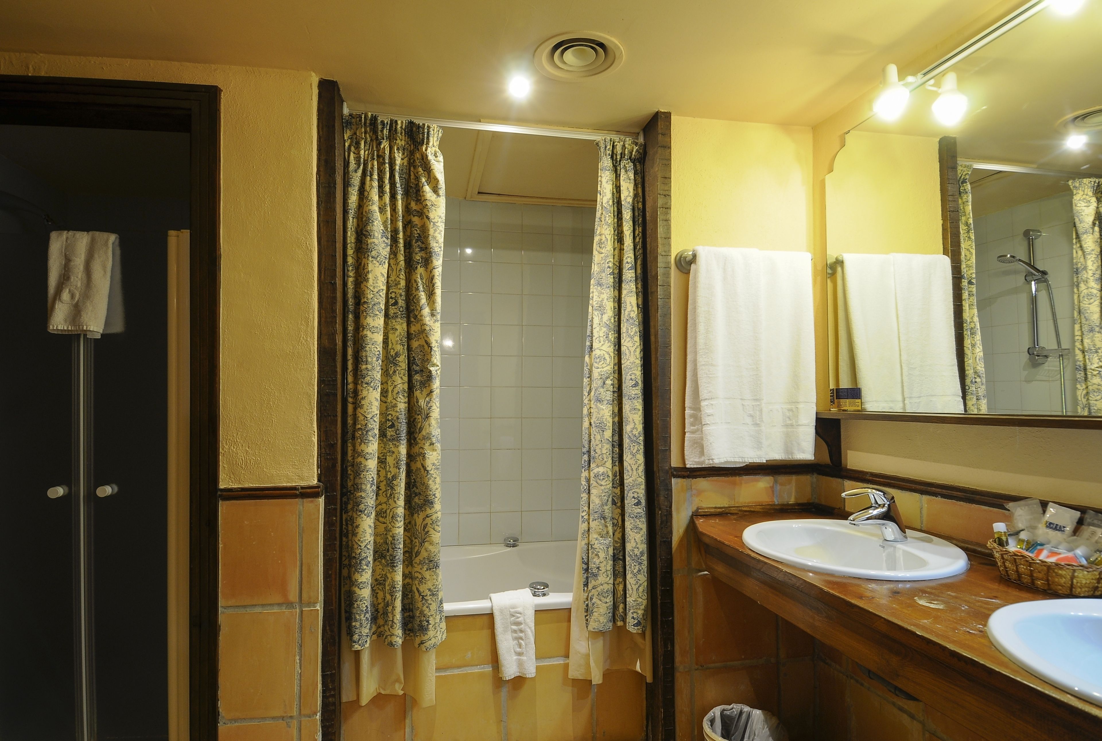 Ein Badezimmer mit Badewanne, Waschbecken und Dusche.