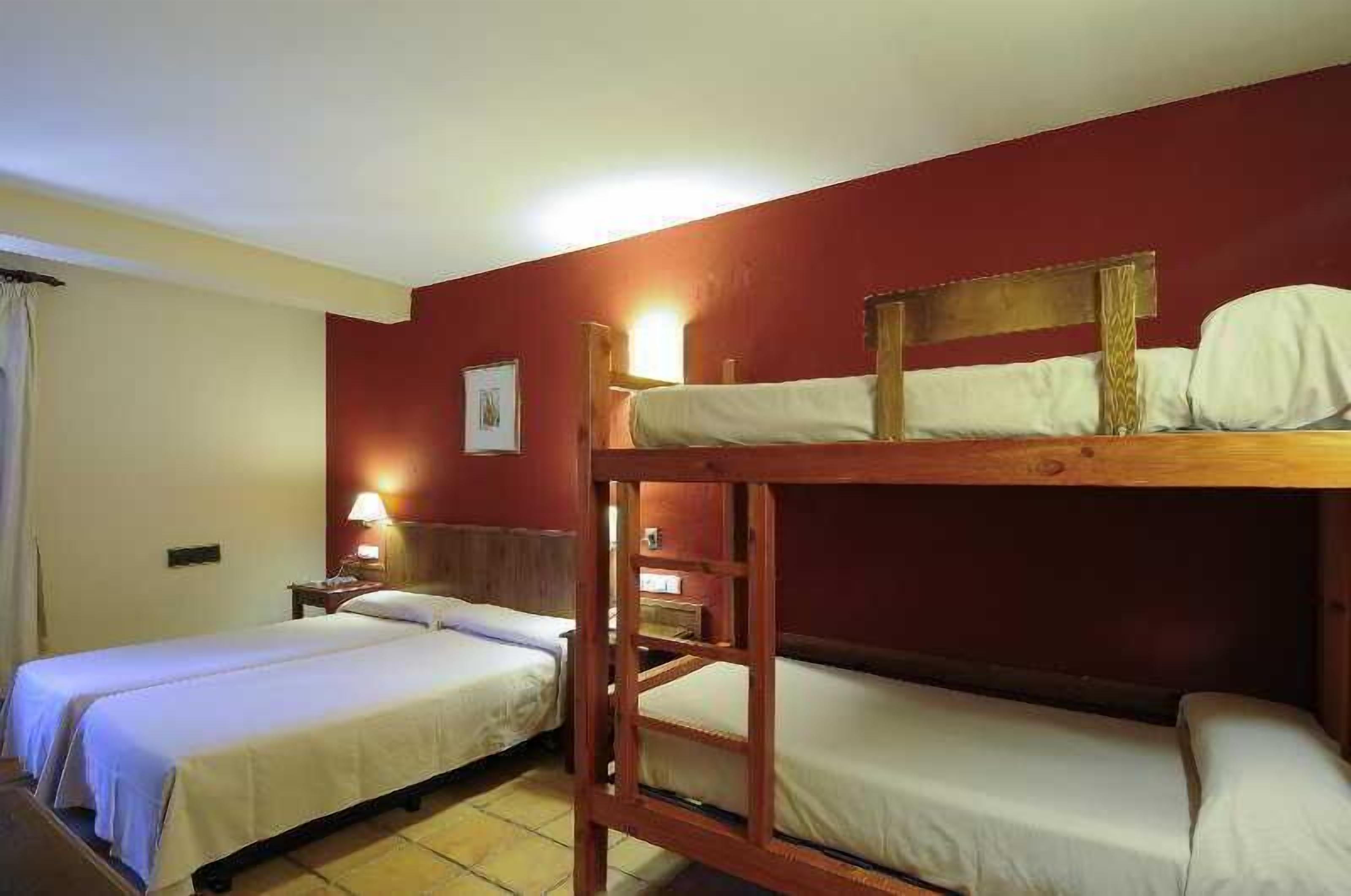 Escritorio, cunas gratuitas, wifi gratis y ropa de cama