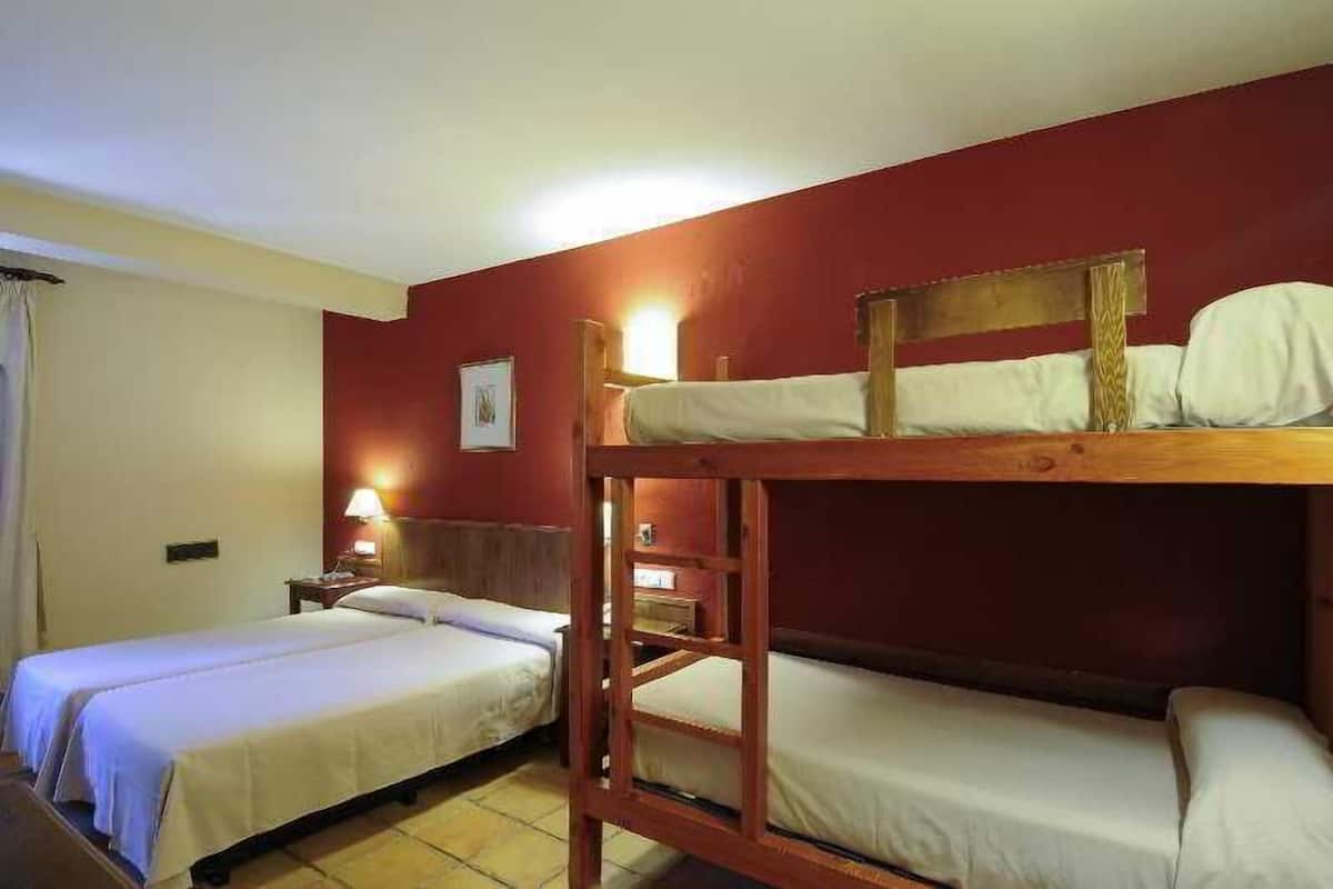 Desk, cribs (free), WiFi (free), bed sheets