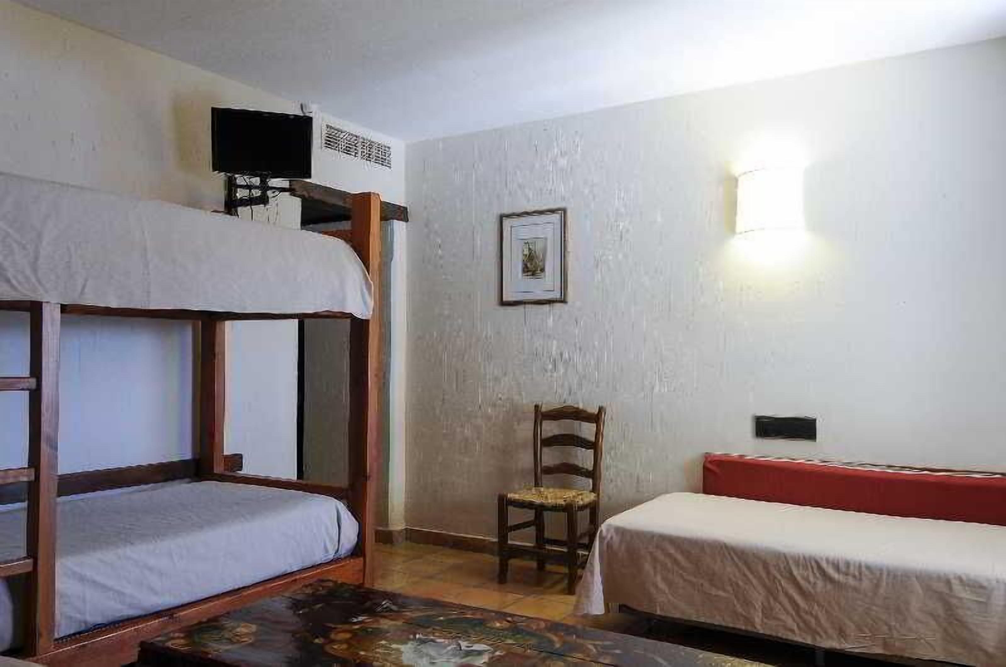 Escritorio, cunas gratuitas, wifi gratis y ropa de cama