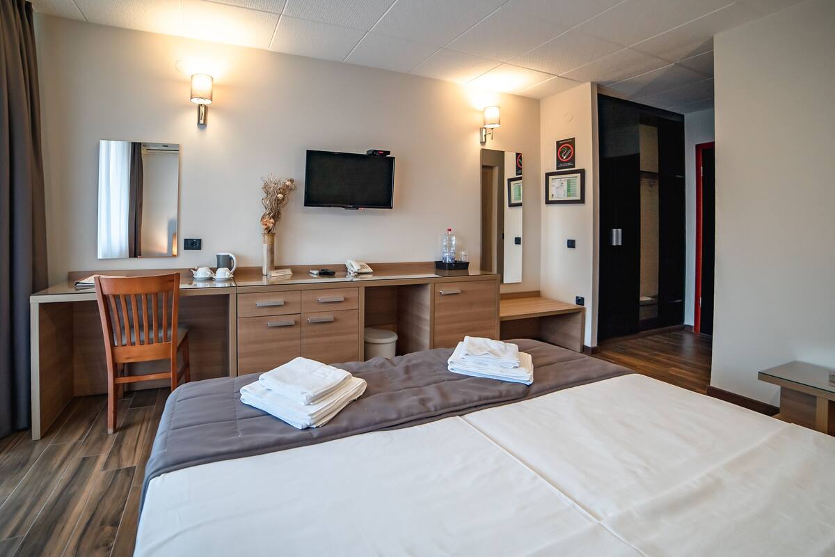 Minibar, in-room safe, desk, free WiFi