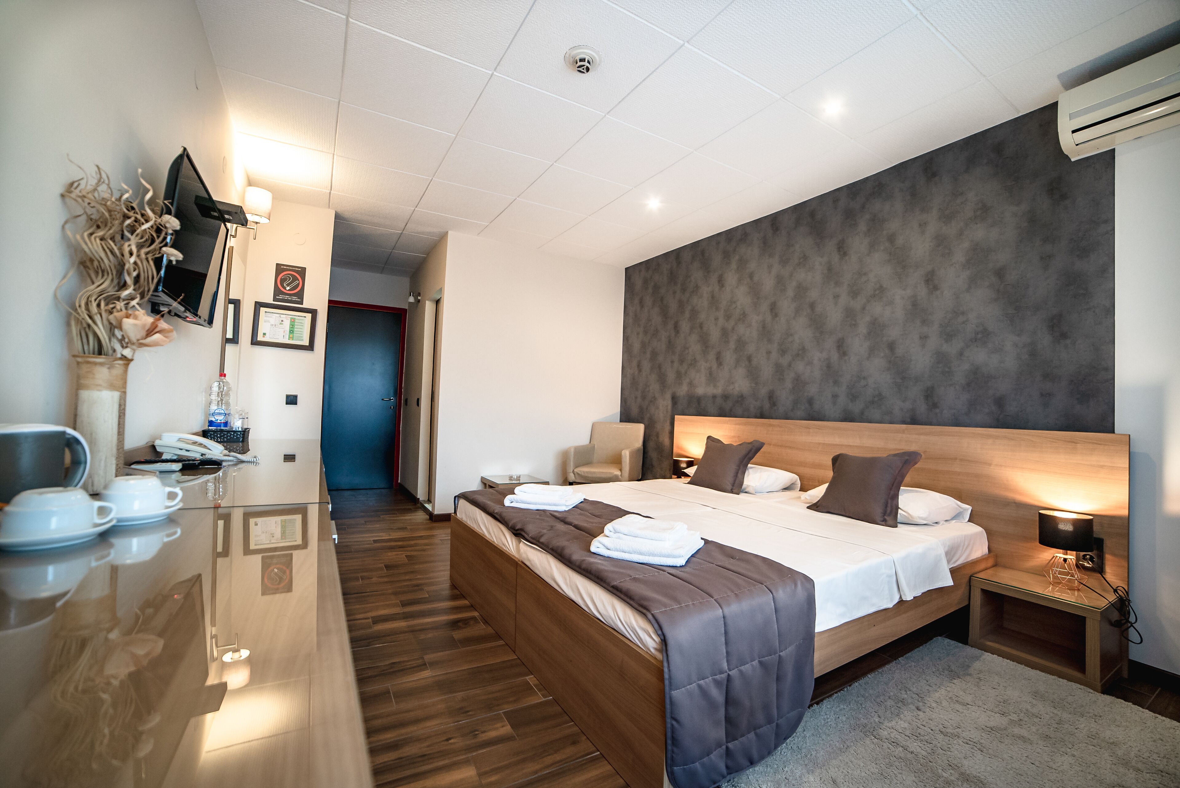 Double Room | Minibar, in-room safe, desk, free WiFi