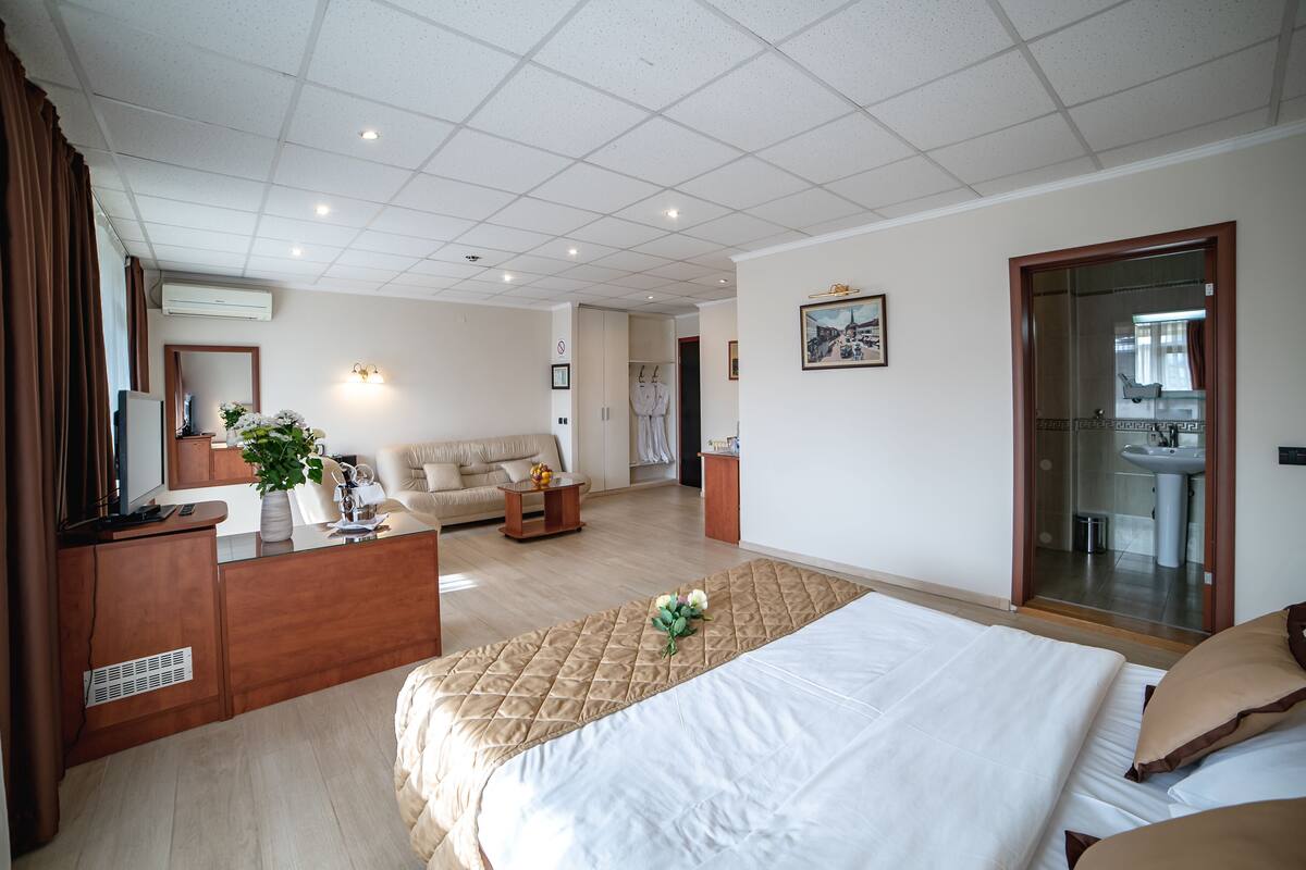 Minibar, in-room safe, desk, free WiFi