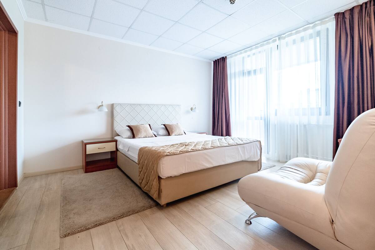 Minibar, in-room safe, desk, free WiFi