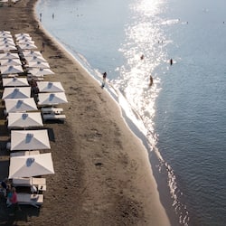 Sulla spiaggia, cabine da spiaggia gratuite, lettini da mare, ombrelloni