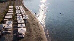 En la playa, camas de playa gratuitas, camastros y sombrillas 