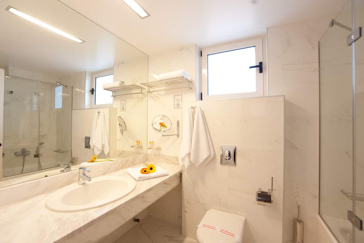 executive suite, sea view | bathroom | shower, rainfall showerhead, free toiletries, hair dryer