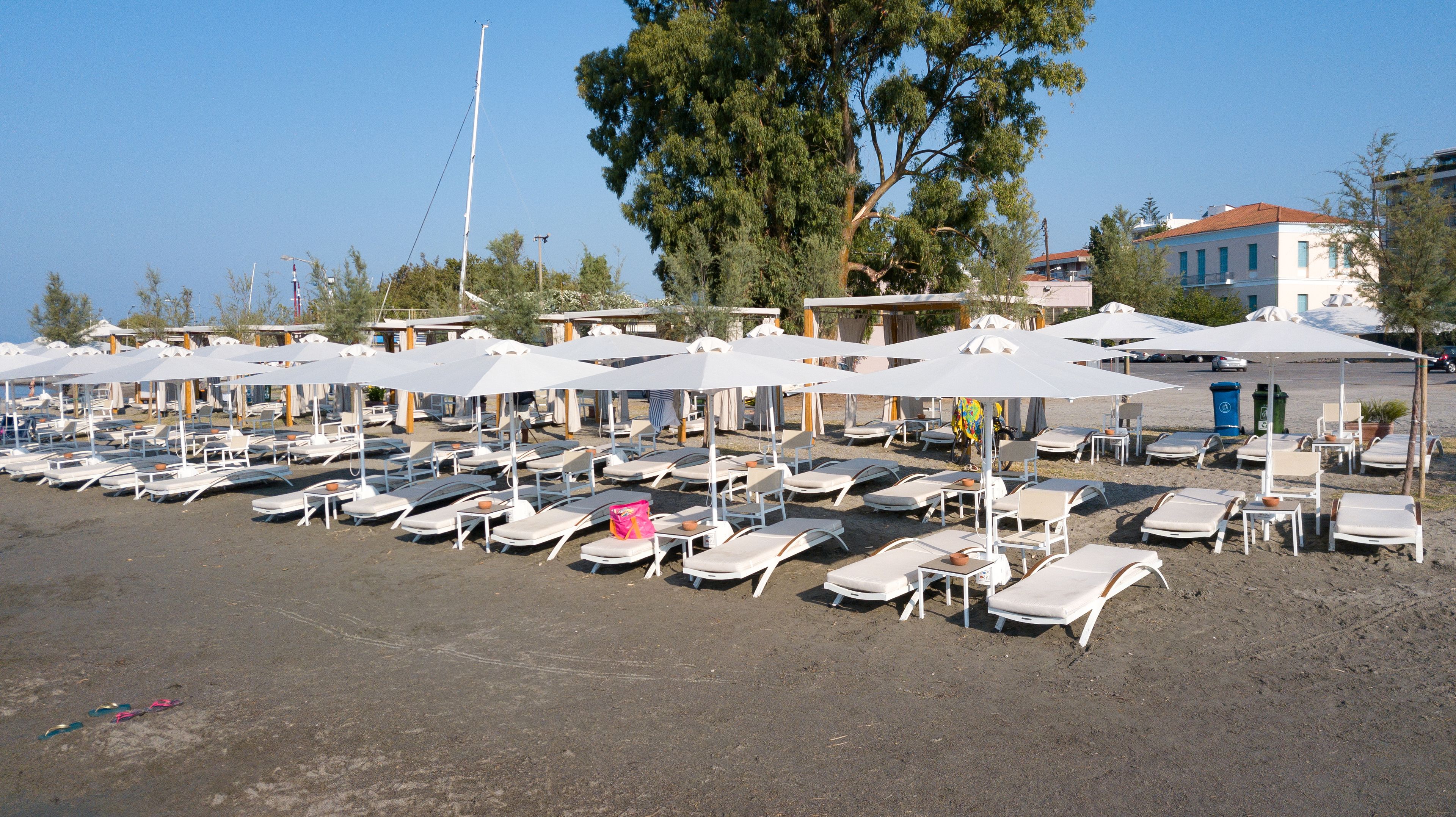 Am Strand, Cabañas (kostenlos), Liegestühle, Sonnenschirme