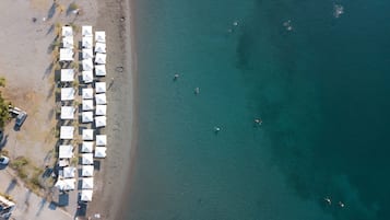 Di pantai, rumah kecil pinggir pantai gratis, dan kursi berjemur