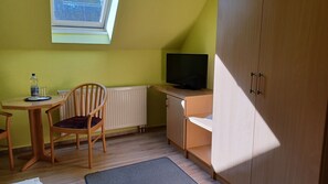 Standard Single Room | Living area | 40-inch flat-screen TV with cable channels