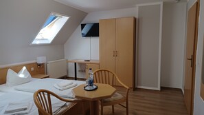 Bureau, lit parapluie, Wi-Fi gratuit, draps fournis