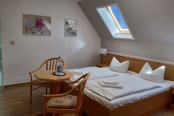 Standard-Doppelzimmer | Schreibtisch, Reisekinderbett, kostenloses WLAN, Bettwäsche
