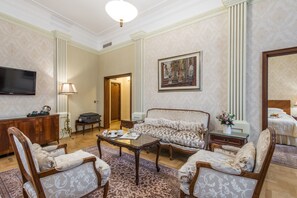 Premium Suite with Free Spa Access | 起居区 | 液晶电视