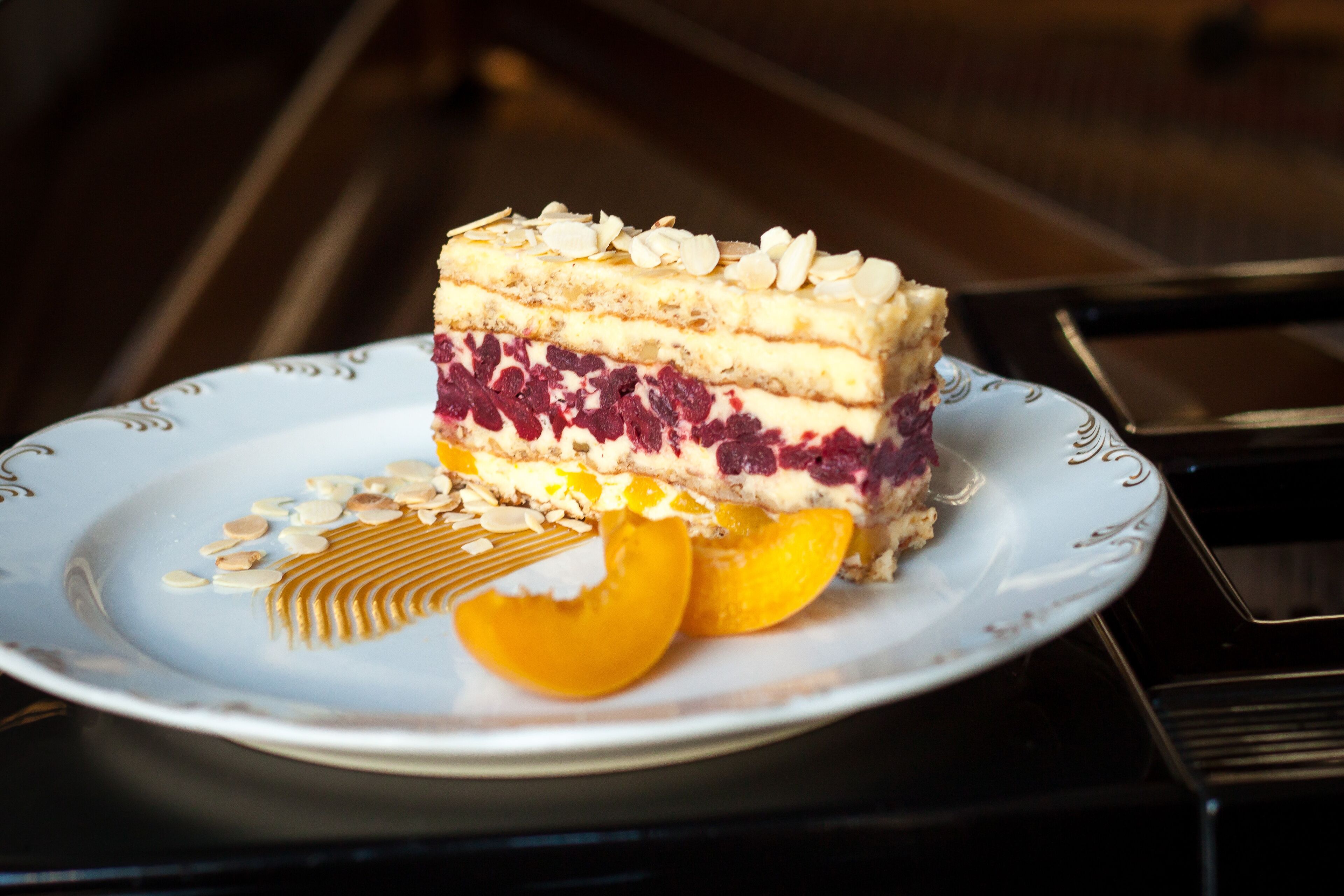 Una rebanada de pastel por capas con fruta en un plato.