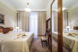 Premium Suite with Free Spa Access | Anti alerjik yatak takımı, yastık yüzeyli yatak, minibar, odada kasa 