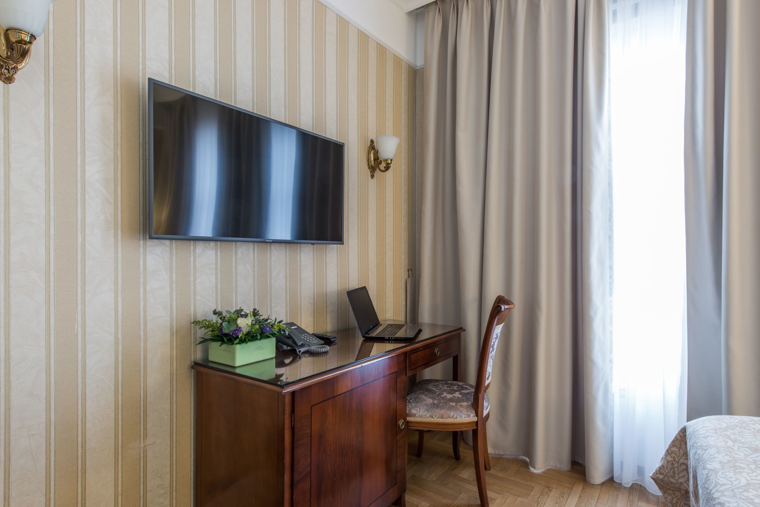 single economy view with free spa access | 1 bedroom, hypo-allergenic bedding, pillow-top beds, minibar