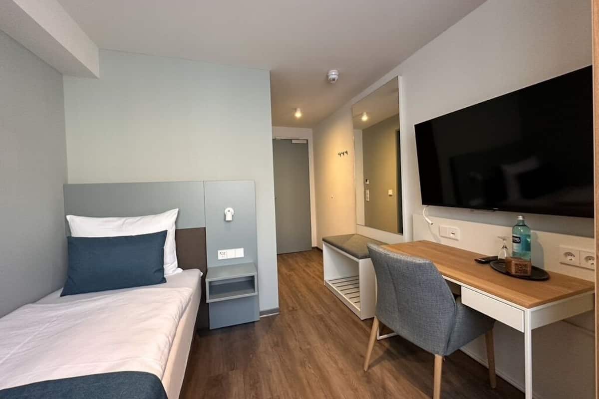 Comfort eenpersoonskamer | Luxe beddengoed, een kluis op de kamer, een laptopwerkplek