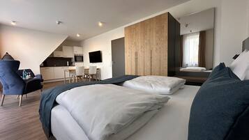 Estudio familiar | Ropa de cama de alta calidad y caja de seguridad en la habitación