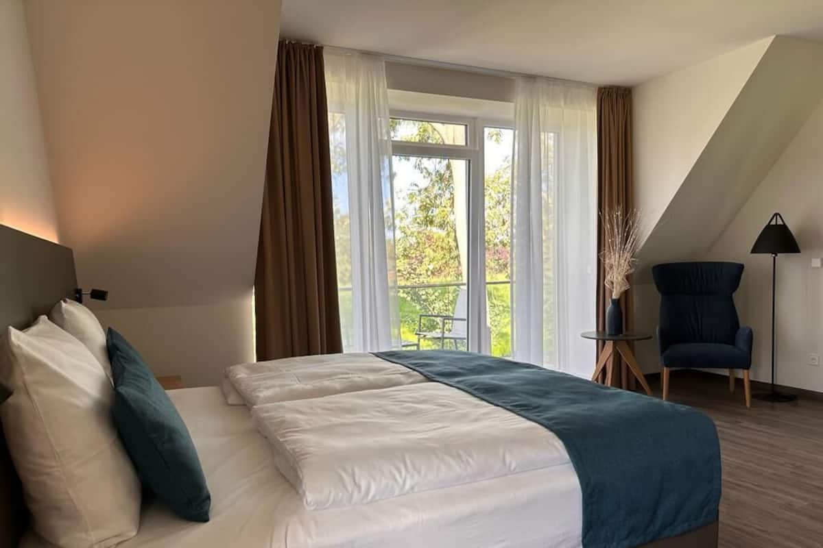 Junior studio suite | Luxe beddengoed, een kluis op de kamer, een laptopwerkplek
