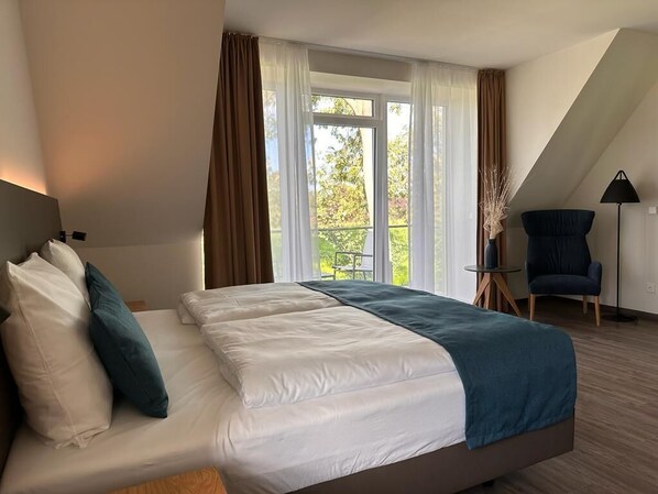 Studiosuite – junior | Sengetøy av topp kvalitet, safe på rommet og skrivebord for bærbar PC