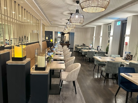 供应晚餐,德国菜. 舒恩娜景观酒店,时尚现代,位于吕斯特西勒港口旁