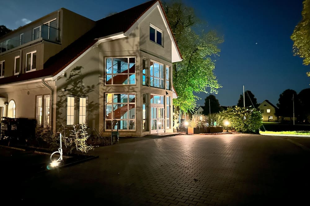 Hotel Schöne Aussicht, Stilvoll modern, direkt am Rüstersieler Hafen