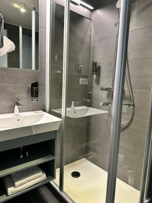 Comfort Single Room | Bathroom - Hotel Schöne Aussicht, Stilvoll modern, direkt am Rüstersieler Hafen (Wilhelmshaven)