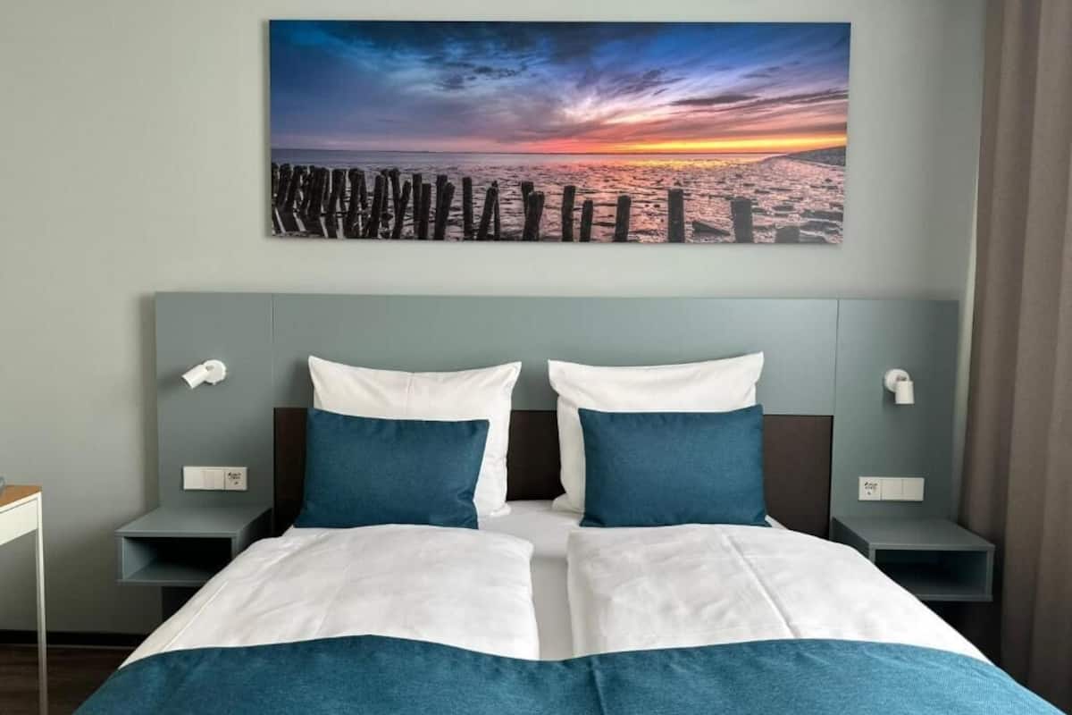 Sengetøy av topp kvalitet, safe på rommet og skrivebord for bærbar PC