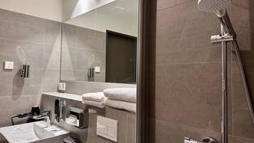 Habitación doble Confort | Baño | Regadera, amenidades de baño gratuitas, secadora de cabello, toallas