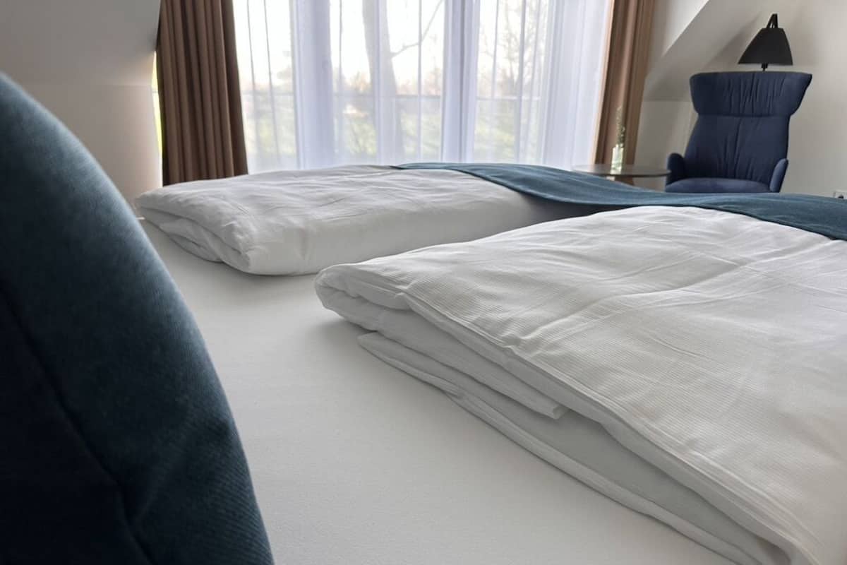 Junior studio suite | Luxe beddengoed, een kluis op de kamer, een laptopwerkplek