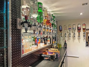 2 bars/lounges