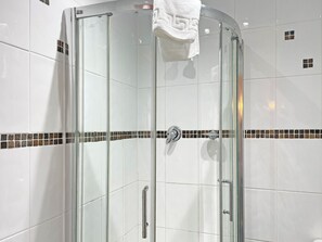 Deep soaking tub, hair dryer, towels - The President Hotel (Blackpool)