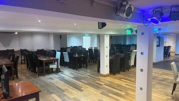 2 bars/lounges