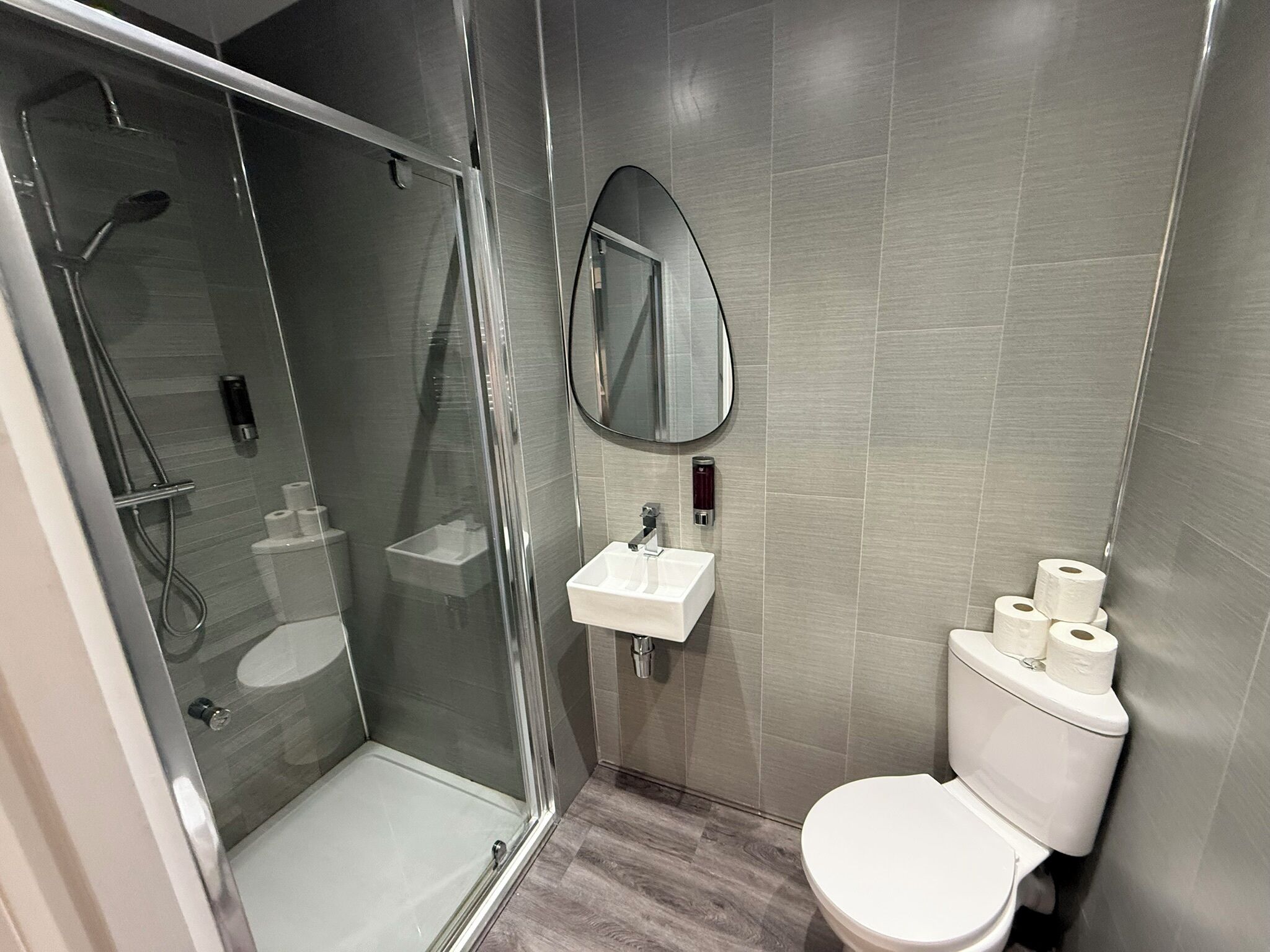 Kamar Eksekutif | Kamar mandi | Bathtub besar, pengering rambut, handuk, dan sabun