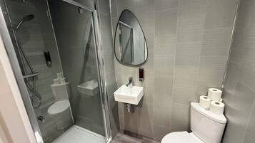 Kamar Eksekutif | Kamar mandi | Bathtub besar, pengering rambut, handuk, dan sabun