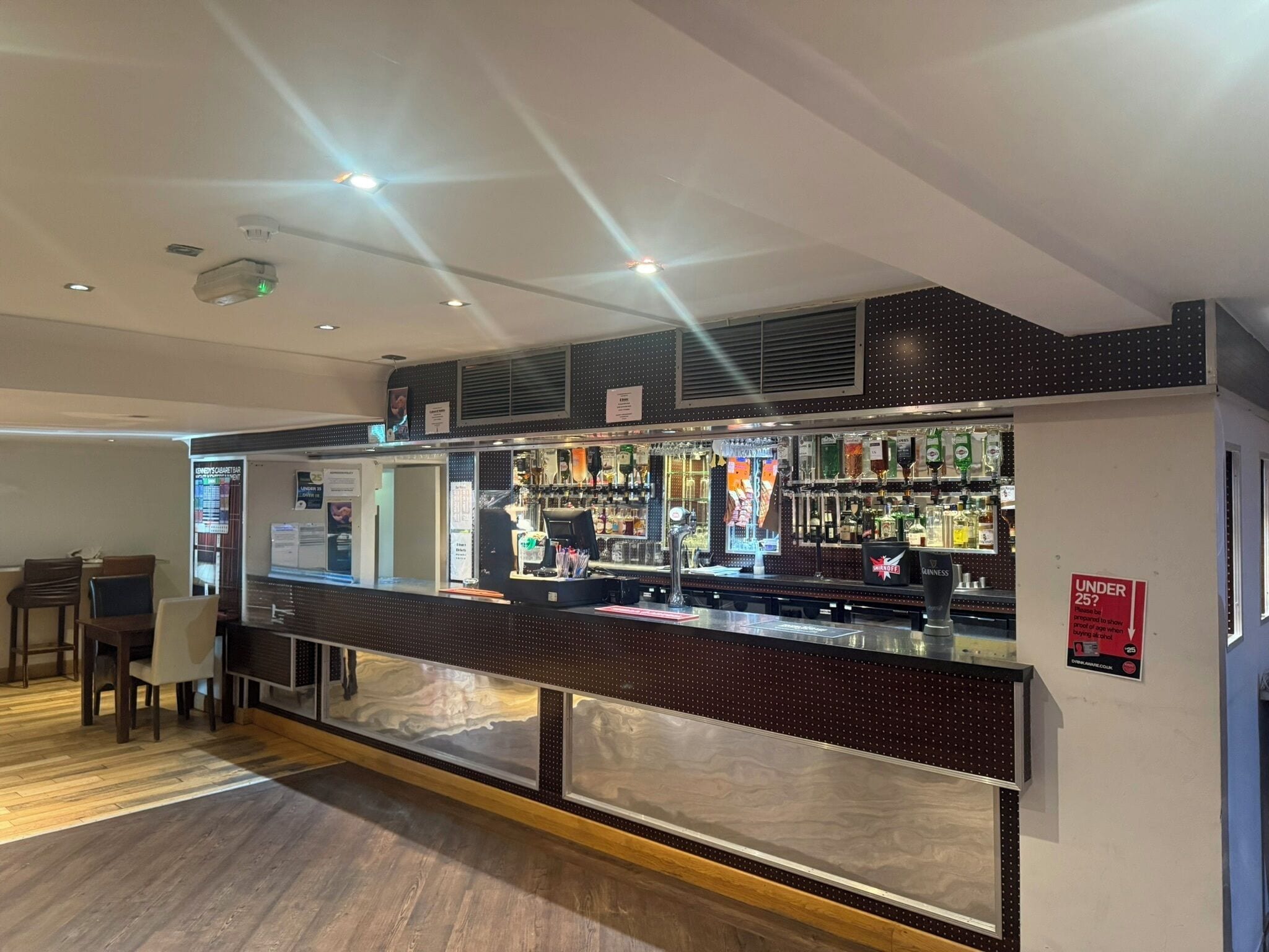 2 bars/lounges