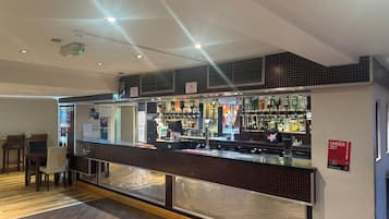 2 bars/lounges
