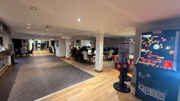 2 Bars/Lounges