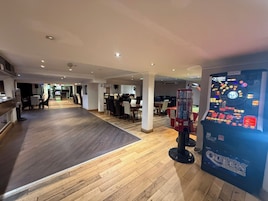 2 bars/lounges