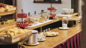 A buffet with various food items and containers. - Hotel Garni Bären (Feldkirch)