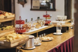 Petit déjeuner buffet (14 EUR par personne)