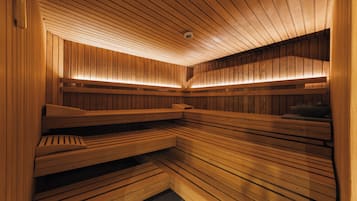 Een sauna met houten banken en houten lambrisering.