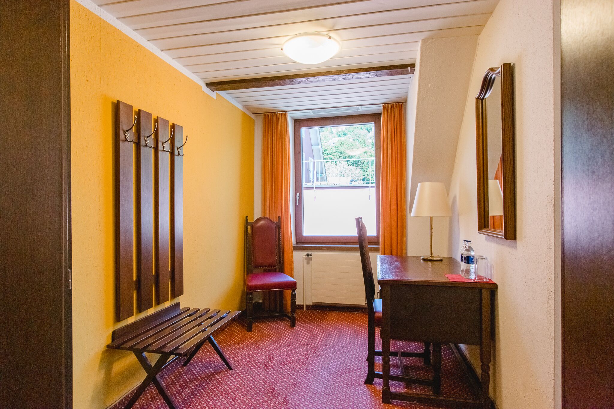 basic twin room | living area | 55-cm flat-screen tv with cable channels, tv